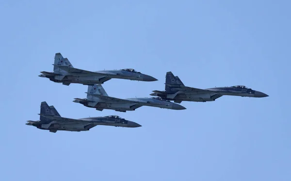 モスクワロシアZhukovsky飛行場31 8月2019:国際航空宇宙サロンのSu-30飛行機の航空宇宙チーム"Falcons Of Russia" MAKS-2019 — ストック写真