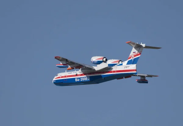 Moscú Rusia Zhukovsky Airfield 31 de agosto de 2019: Vuelo de demostración de un avión anfibio multipropósito a reacción be-200 el salón aeroespacial internacional MAKS-2019 — Foto de Stock