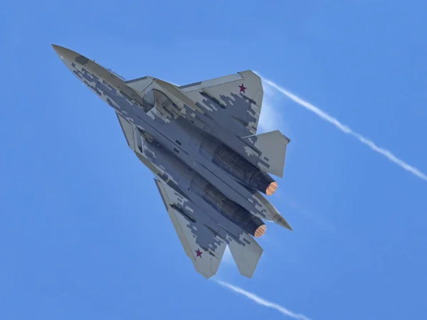 Moskva Ryssland Zhukovsky Airfield 31 augusti 2019: Demonstration av den senaste ryska SU-57 fightern från den internationella flyg- och rymdsalongen MAKS-2019 — Stockfoto