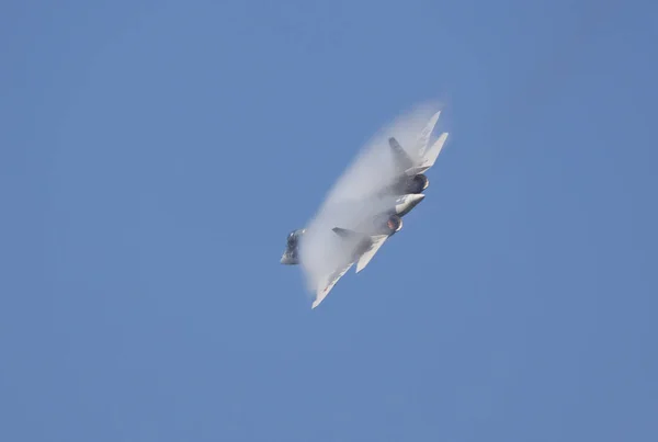 Moscú Rusia Zhukovsky Airfield 31 agosto 2019: Demostración del último caza ruso SU-57 del salón aeroespacial internacional MAKS-2019 — Foto de Stock