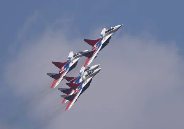 Moskova Rusya Zhukovsky Havaalanı 31 Ağustos 2019: Uluslararası havacılık salonu MAKS-2019 'un gösteri uçuşunu gerçekleştiren akrobatik takım MiG-29' u hızla geçti — Stok fotoğraf