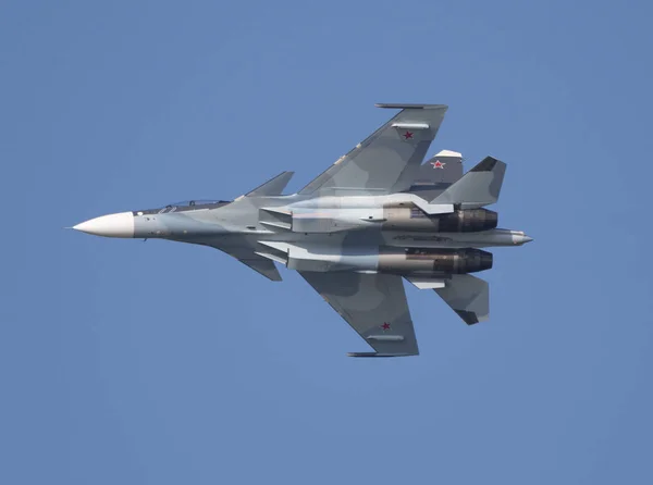 Moscow Russia Zhukovsky Airfield 31 серпня 2019: Аеробатичний Су-30 Perfoming демонстраційний політ міжнародного аерокосмічного салону MAKS-2019 — стокове фото