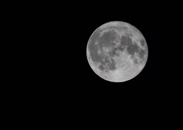 Half Moon Achtergrond zijnde Aarde 's enige permanente natuurlijke satelliet — Stockfoto