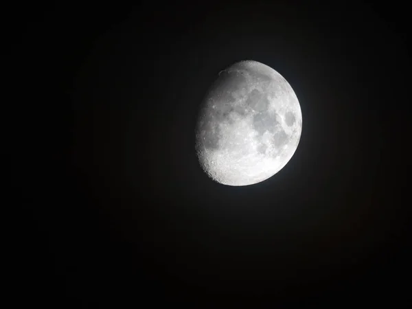 Half Moon Background étant le seul satellite naturel permanent de la Terre — Photo