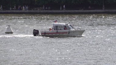 Moskova - Jule 25: Jule 25, 2019 Moskova, Rusya'da Moskova nehri üzerinde yüzen Rusya'nın Boat Emercom