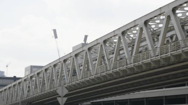 Metro trenleri için Moskova Nehri üzerinde demiryolu köprüsü