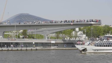 Moskova - Jule 25: Moskova'da yüzen köprü Zaryadye Park Parçası Jule üzerinde gökyüzüne karşı 25, 2019 Moskova, Rusya