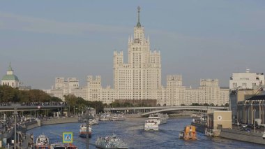 Moskova - Jule 25: Moskova'da yüzen köprü Zaryadye Park Parçası Jule üzerinde gökyüzüne karşı 25, 2019 Moskova, Rusya