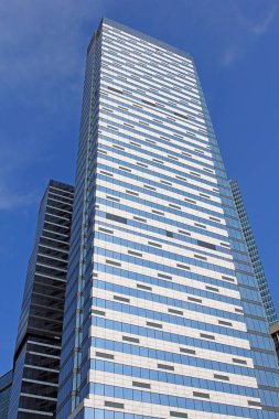 Gökyüzüne karşı cam ve çelik gökdelenlerden oluşan modern binalar