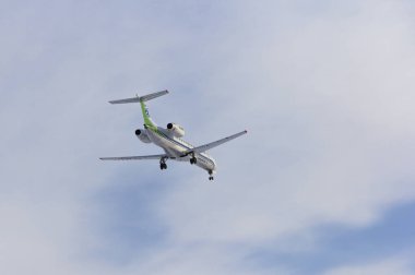 Moskova - 14 Ekim: Uçak 14 Ekim 2017 tarihinde Moskova, Rusya'da beyaz bulutun arka planına karşı uçuyor.