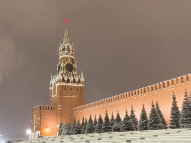 Moskova Rusya Federasyonu. Moskova Kremlin duvar boyunca ilerliyor.