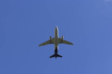 Uçak beyaz bulut bir arka plan karşı uçar