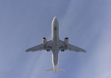 Uçak beyaz bulut bir arka plan karşı uçar