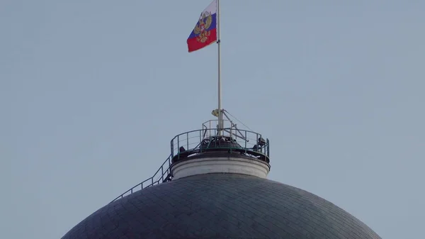 Kremlin Moscú Cúpula del edificio del Senado Torre de la bandera rusa —  Fotos de Stock