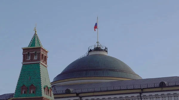 Kremlin Moscovo Cúpula do Senado edifício Bandeira Russa torre — Fotografia de Stock