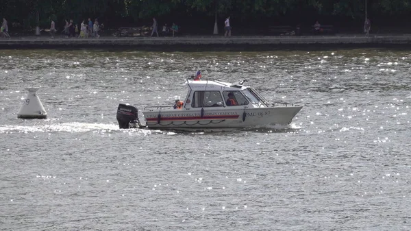 MOSCÚ - 25 DE JULIO: Barco EMERCOM de Rusia flotando en el río Moscú el 25 de julio de 2019 en Moscú, Rusia — Foto de Stock