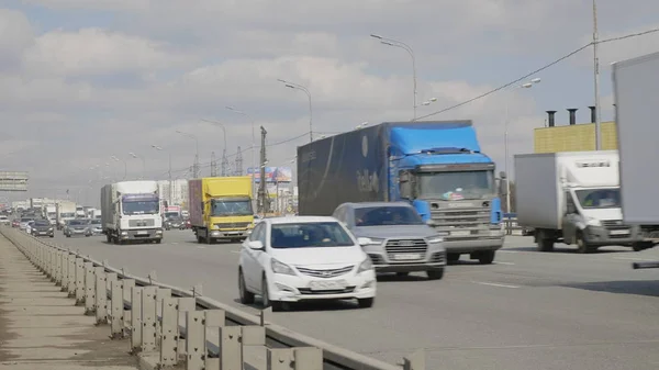 MOSCÚ - 27 DE MAYO DE 2019: Tráfico de automóviles en la circunvalación de Moscú el 27 de mayo de 2019 en Moscú, Rusia —  Fotos de Stock