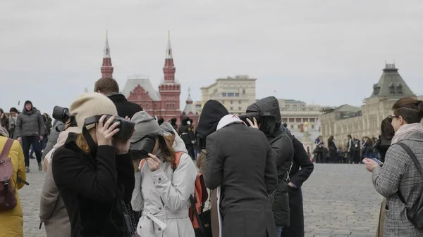 Moskva-Květen 27 2019: výlet turistů do historických míst za použití VR a virtuální reality Moskva Kreml na Rudém náměstí 27. května 2019 v Moskvě, Rusko — Stock fotografie