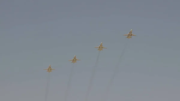 Moskwa-7 maja: cztery bombowce Su-24 latać na niebie na paradę szkolenia na cześć Wielkiej Wojny Ojczyźnianej zwycięstwo w maju 7, 2019 w Moskwie, Rosja — Zdjęcie stockowe