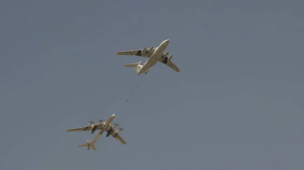 Moskva-maj 7: bombplan Tupolev Tu-160 och Tu-95 tankning i luften flyga i Sky på utbildning Parade för att hedra stora patriotiska kriget seger den 7 maj, 2017 i Moskva, Ryssland — Stockfoto