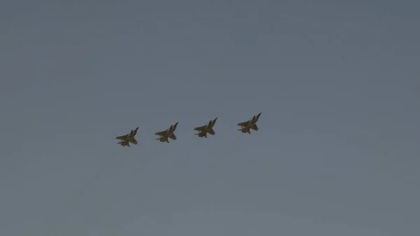 Moskva-7 maj: fyra Fighters mig-31 flyga i Sky på utbildning Parade för att hedra stora patriotiska kriget seger den 7 maj, 2019 i Moskva, Ryssland — Stockfoto