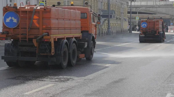 MOSCÚ - 25 DE JULIO: en la calle de la ciudad funciona una máquina de riego el 25 de julio de 2019 en Moscú, Rusia —  Fotos de Stock