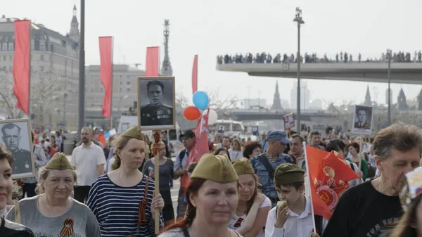 MOSCOW, RUSSIA , May 09, 2019: Over one million people of all ages take part in the Immortal Regiment parade celebrating the memory of loved ones fallen in WWII after the state Victory Parade — Stock Photo, Image