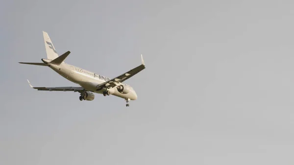 MOSCÚ, RUSIA, 10 de junio de 2019: El avión comercial de pasajeros volando sobre la cabeza en un día soleado el 10 de junio de 2019 en Moscú, Rusia — Foto de Stock