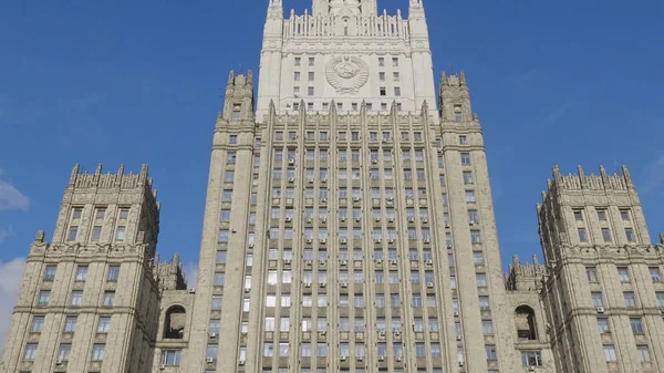 MOSCÚ, RUSIA - 27 DE JULIO DE 2019: El edificio principal del Ministerio de Asuntos Exteriores es uno de los famosos siete rascacielos, construido en estilo estalinista, el 27 de julio de 2019 en Moscú, Rusia —  Fotos de Stock