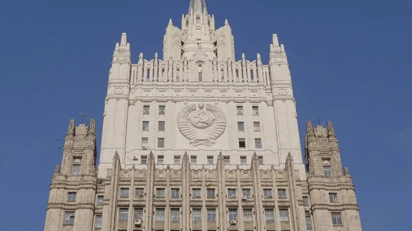 MOSCOW, RÚSSIA - JULHO 27 2019: O edifício principal do Ministério das Relações Exteriores é um dos famosos sete arranha-céus, construído em estilo estalinista, em 27 de julho de 2019 em Moscou, Rússia — Fotografia de Stock