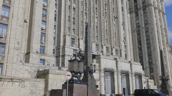 MOSCÚ, RUSIA - 27 DE JULIO DE 2019: El edificio principal del Ministerio de Asuntos Exteriores es uno de los famosos siete rascacielos, construido en estilo estalinista, el 27 de julio de 2019 en Moscú, Rusia —  Fotos de Stock