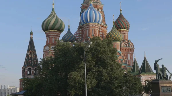 モスクワ- 7月27日:聖バジル大聖堂がロシア・モスクワで2019年7月27日にモスクワで頂を迎える — ストック写真