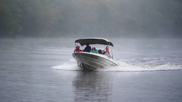 Moscú Rusia Zhukovsky 31 de agosto de 2019: Barco en el lago a la niebla de la mañana . — Foto de Stock