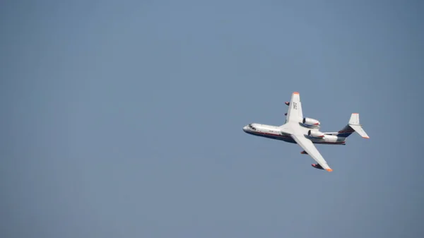 Moskva Ryssland Zhukovsky Airfield 31 augusti 2019: Demonstrationsflygning av ett jetmultifunktionellt amfibieflygplan be-200 den internationella flyg- och rymdsalongen MAKS-2019 — Stockfoto