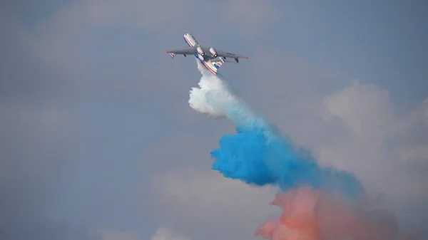 Moscow Russia Zhukovsky Airfield 31 серпня 2019: Демонстраційний політ реактивного багатоцільового десантного літака буде-200 міжнародний аерокосмічний салон MAKS-2019 — стокове фото