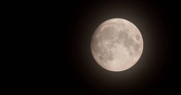 月の半分背景は地球で唯一の永久的な自然衛星 — ストック写真