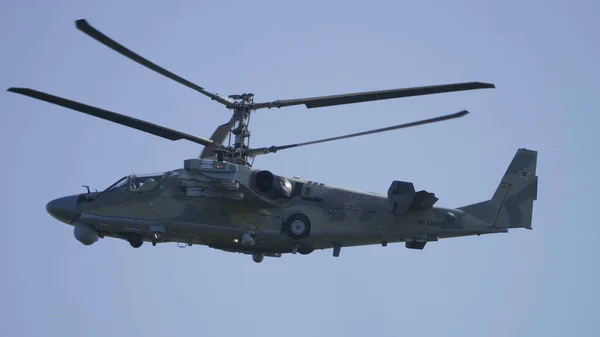 ZHUKOVSKI, Ryssland - SEPTEMBER 01, 2019: Demonstration av Kamov Ka-52 Alligator attackhelikopter från ryska flygvapnet på MAKS-2019, Ryssland. — Stockfoto