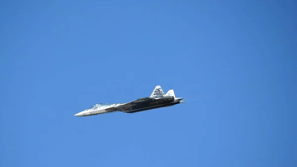 モスクワロシアZhukosky飛行場31 8月2019:国際航空宇宙サロンの最新のロシアSU-57戦闘機のデモンストレーションMAKS-2019 — ストック写真