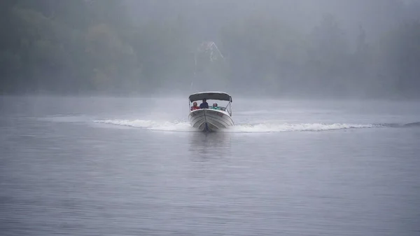 Moskva Ryssland Zhukovsky 31 augusti 2019: båt på sjön på morgonen dimma. — Stockfoto