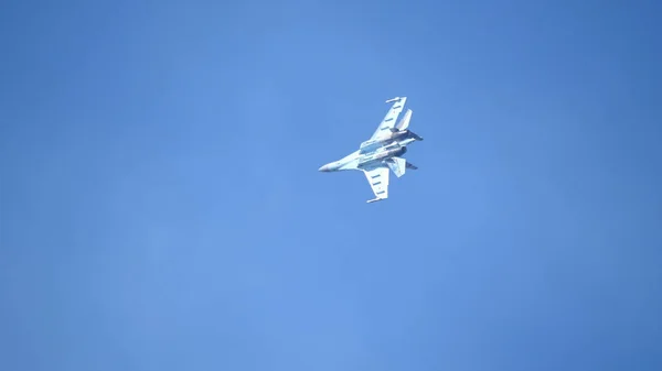 Moscow Russia Zhukovsky Airfield 31 August 2019: aerobatic Su-35 perfoming demonstration flight of the international aerospace salon MAKS-2019 — Stock Photo, Image