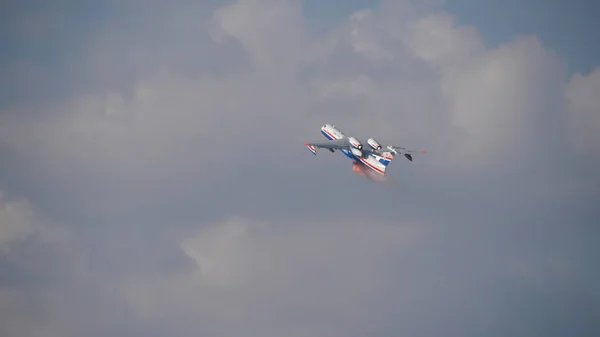 Moscow Russia Zhukovsky Airfield 31 agosto 2019: Voo de demonstração de um avião anfíbio multiúso a jato seja-200 o salão aeroespacial internacional MAKS-2019 — Fotografia de Stock