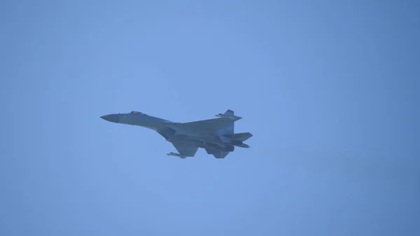 Moscow Russia Zhukovsky Airfield 31 August 2019: aerobatic Su-35 perfoming demonoming flight of the international aerospace salon MAKS-2019 — стокове фото