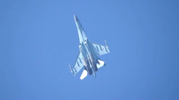 Moscú Rusia Zhukovsky Airfield 31 agosto 2019: vuelo de demostración de perfeccionamiento aeróbico Su-35 del salón aeroespacial internacional MAKS-2019 — Foto de Stock