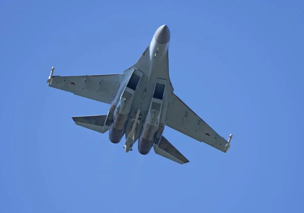 Moscow Russia Zhukovsky Airfield 31 August 2019: aerobatic Su-35 perfoming demonoming flight of the international aerospace salon MAKS-2019 — стокове фото