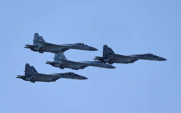 Moszkva Oroszország Zhukovsky Repülőtér 2019. augusztus 31.: Aerobic teams "Falcons Of Russia" on planes Su-30 of the international aerospace salon MAKS-2019 — Stock Fotó