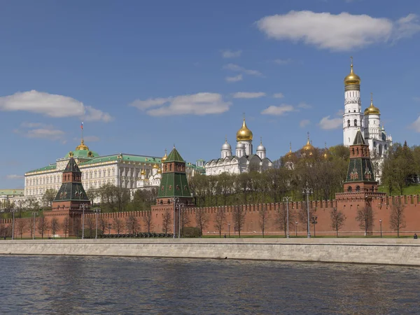 Güneşli yaz günü moskova nehir defne kremlin panorama . — Stok fotoğraf