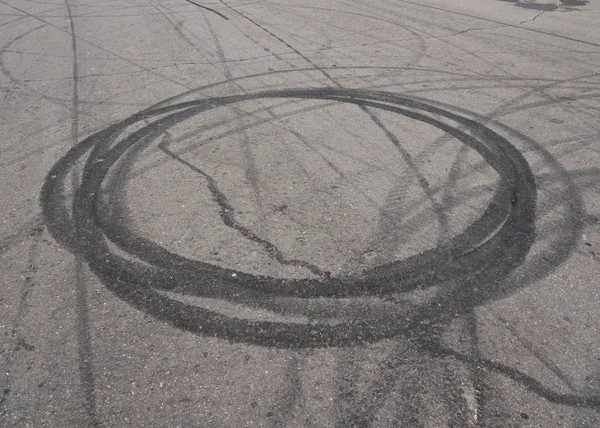 Sendero negro de neumáticos de goma en el asfalto —  Fotos de Stock