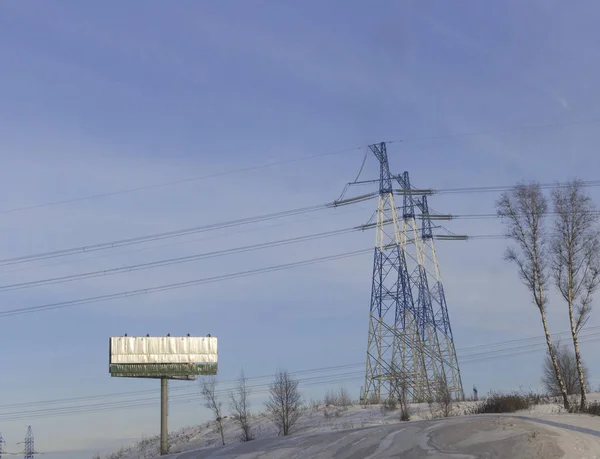 Elettricità Pylon torre di trasmissione della linea aerea standard sullo sfondo del cielo — Foto Stock