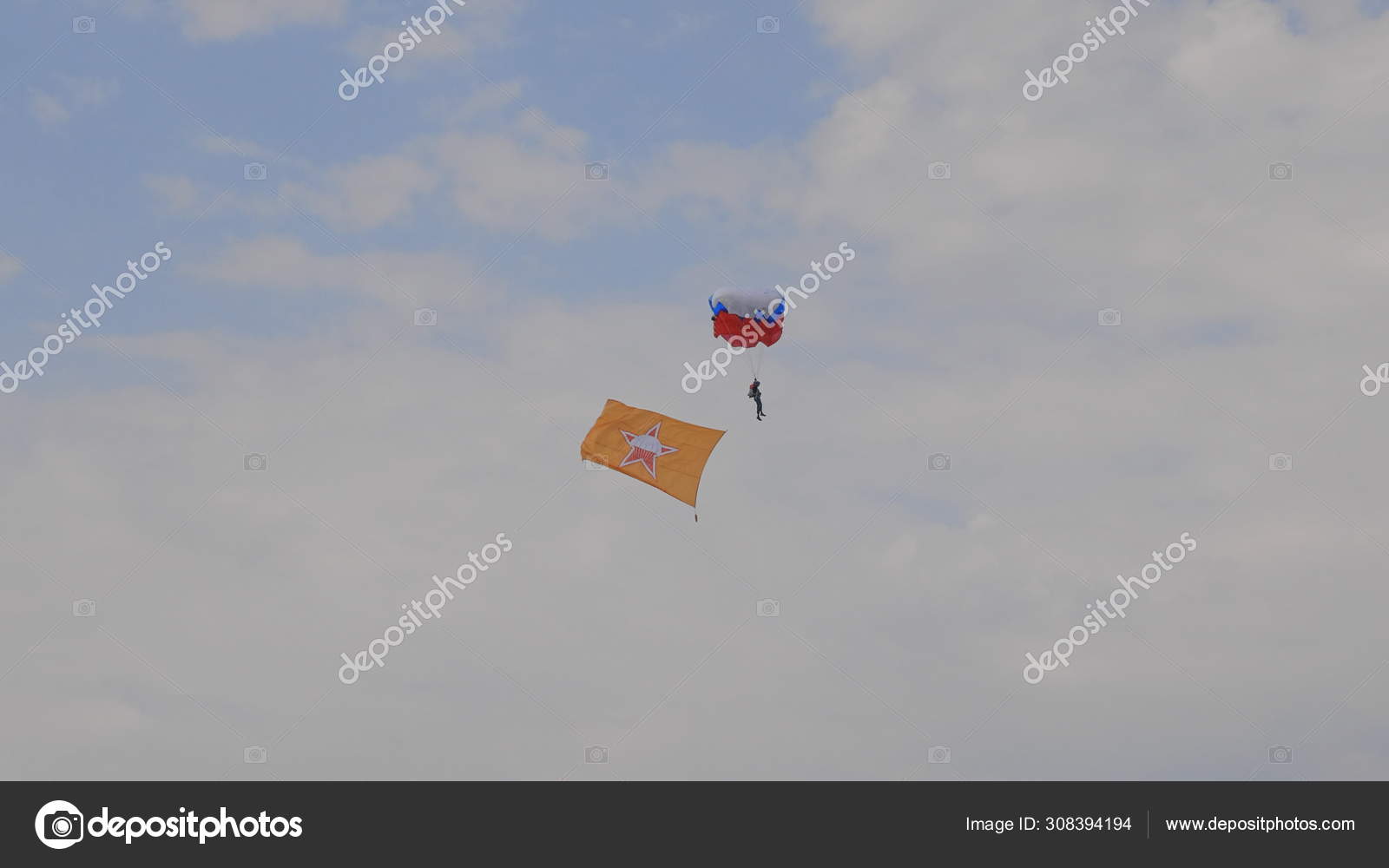 Parachute Volant Dans Un Ciel Bleu Photographie rrows C Parachute Volant Dans Un Ciel Bleu Photographie rrows C