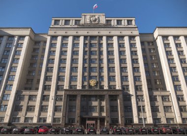 Devlet Duma cephesi, Rusya Federasyonu Parlamento binası, Moskova 'nın merkezinde bir dönüm noktası.